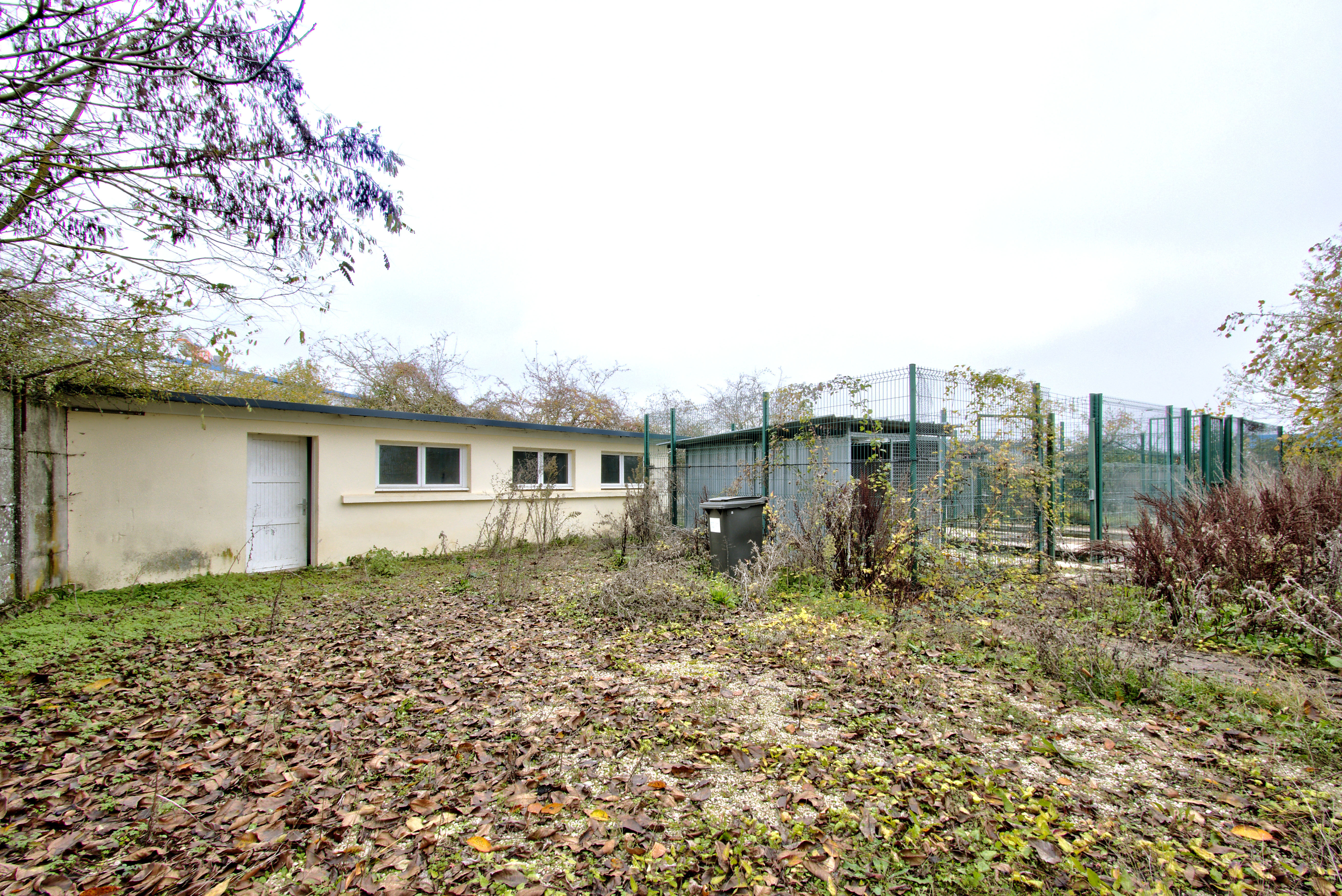 Photo décrivant le bien Terrain Clos De 657 M² Bâti Dans Une Zone Industrielle