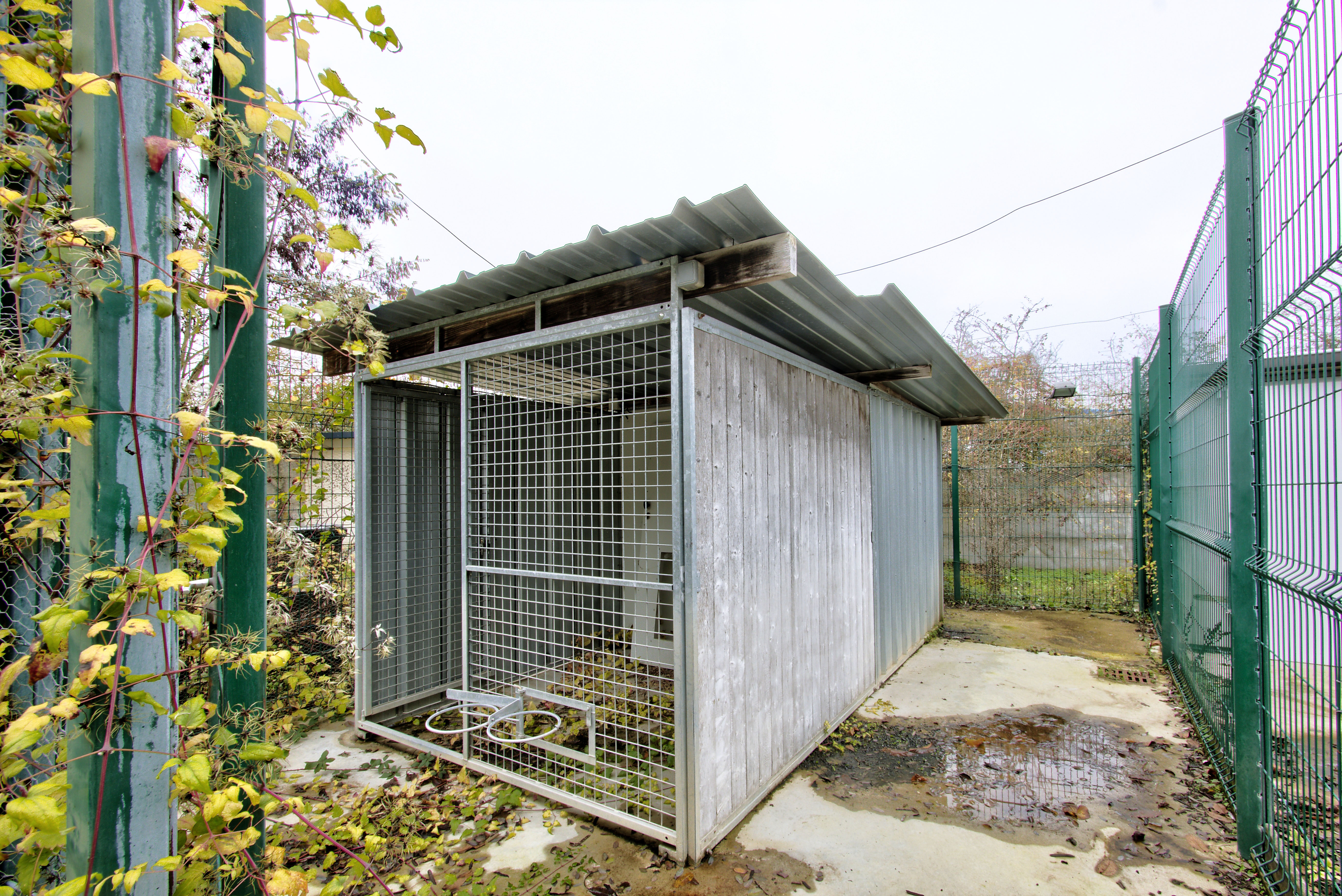 Photo décrivant le bien Terrain Clos De 657 M² Bâti Dans Une Zone Industrielle