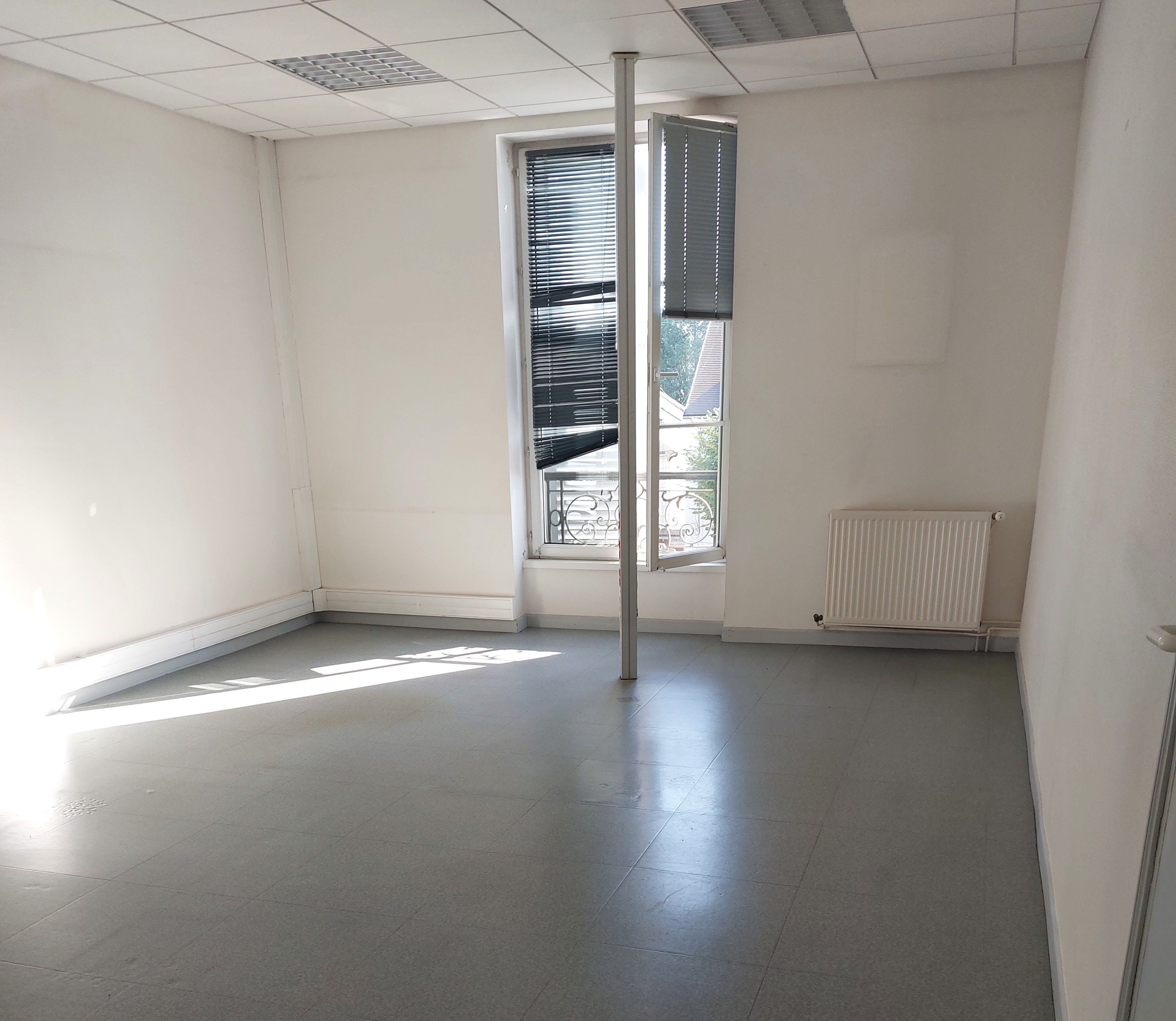 Photo décrivant le bien Immeuble De Bureau Type Maison De Maître D'environ 423 M² à Château Thierry à Une Heure De Paris