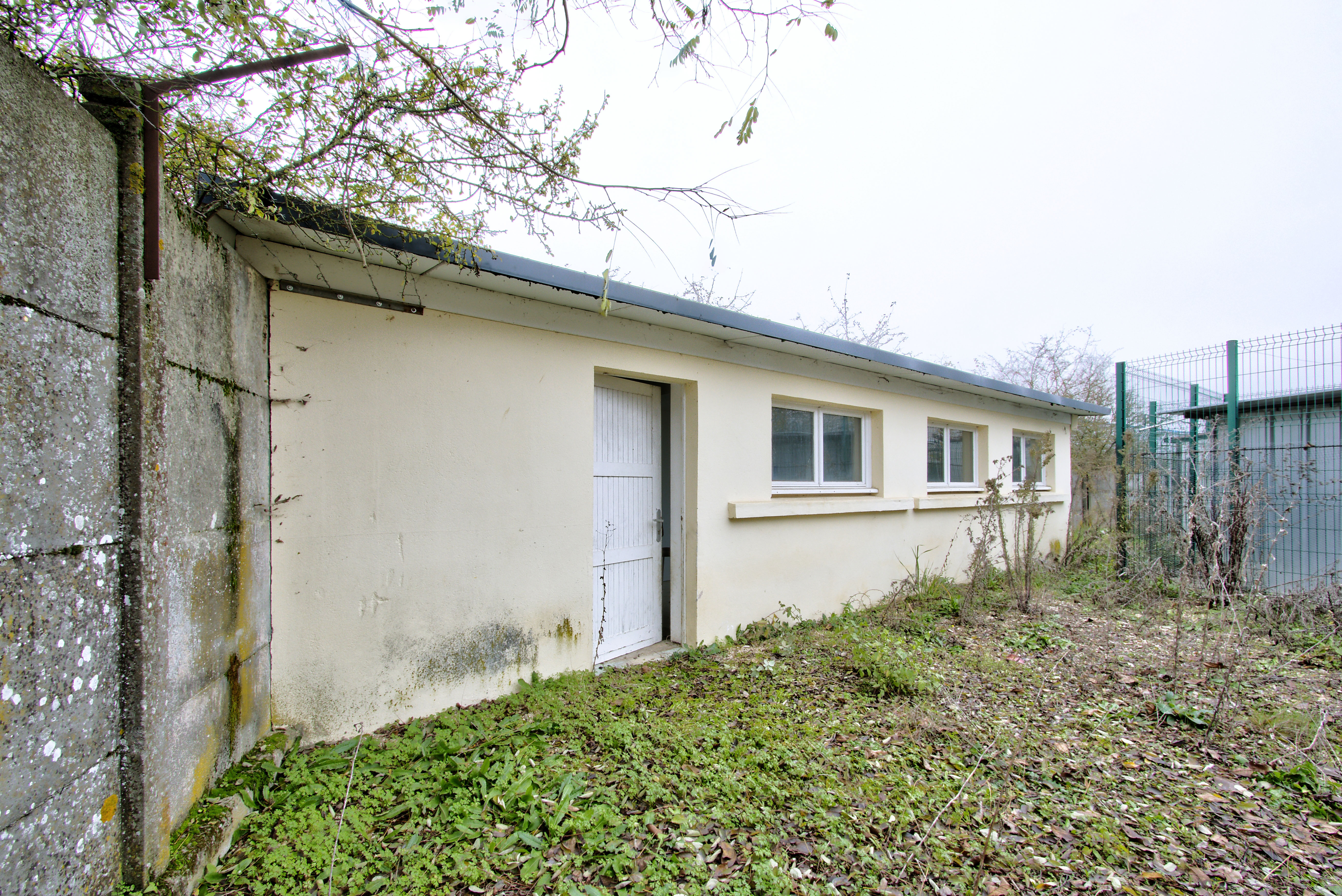 Photo décrivant le bien Terrain Clos De 657 M² Bâti Dans Une Zone Industrielle