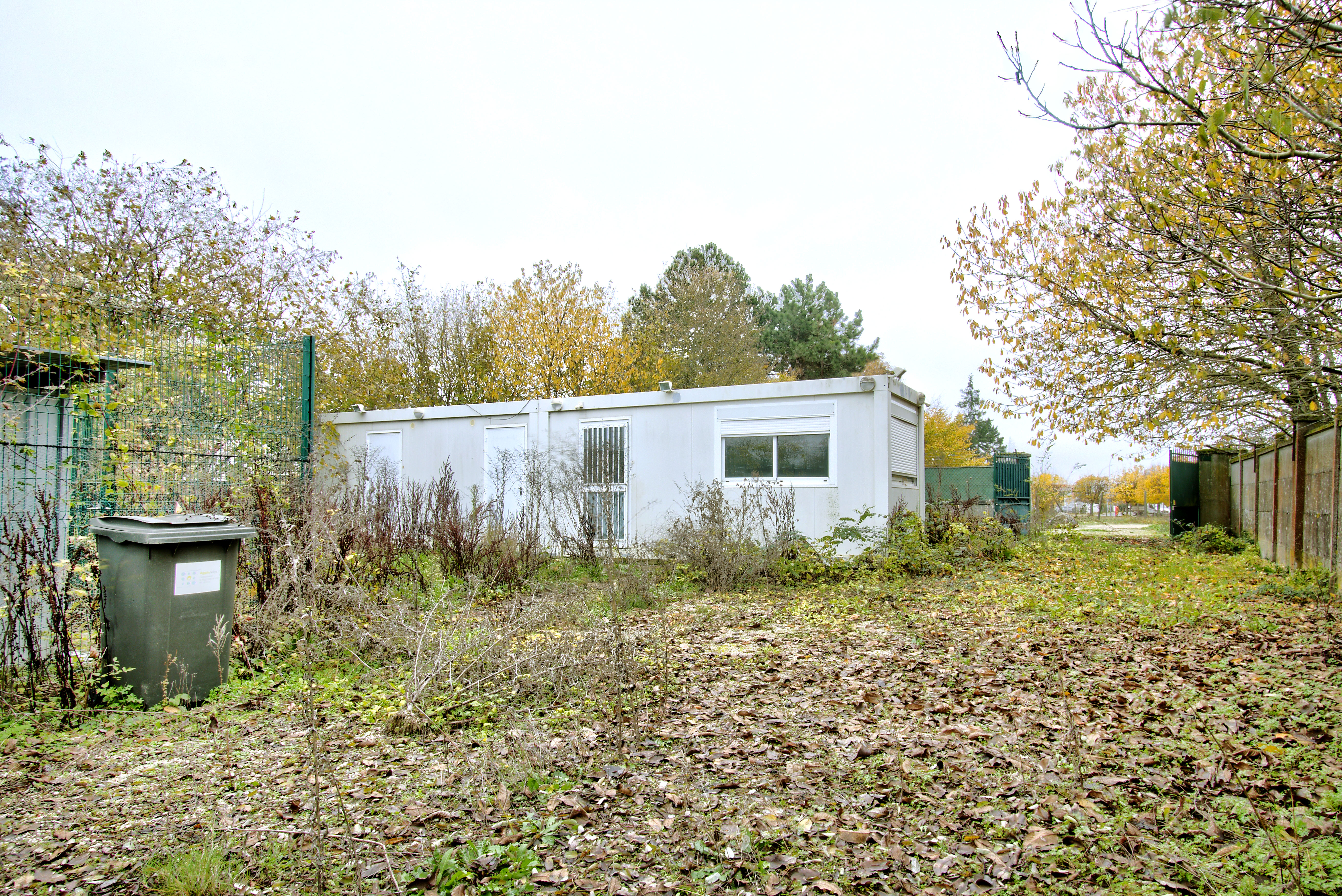 Photo décrivant le bien Terrain Clos De 657 M² Bâti Dans Une Zone Industrielle