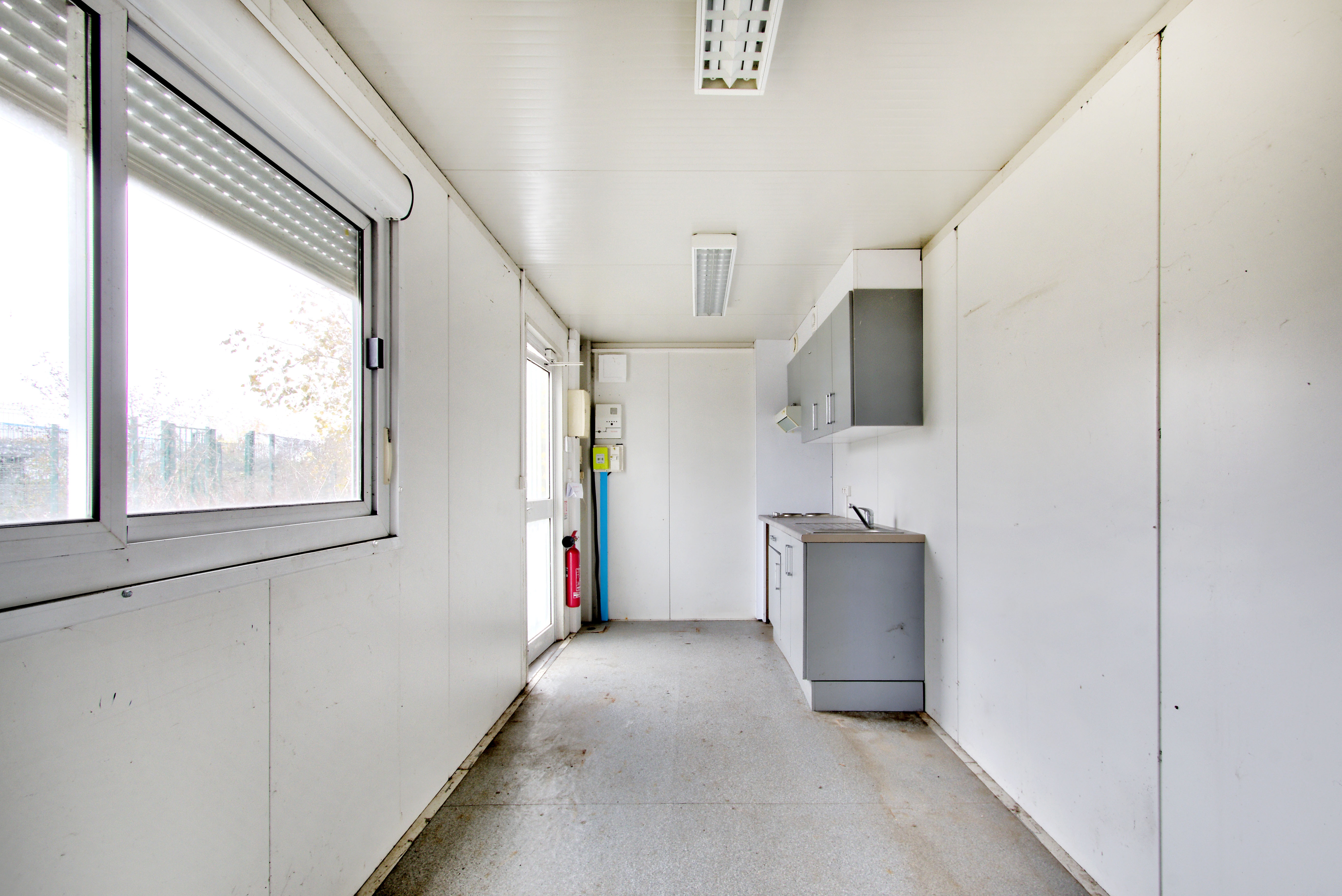 Photo décrivant le bien Terrain Clos De 657 M² Bâti Dans Une Zone Industrielle