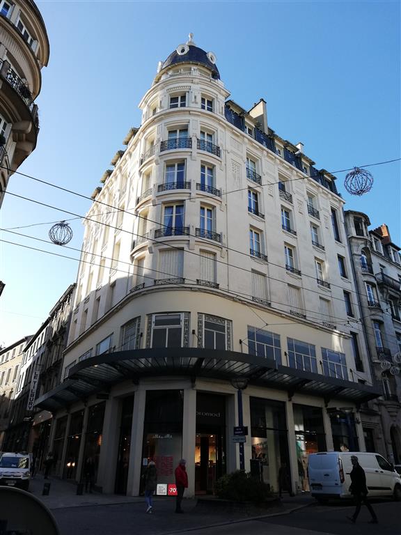 Photo décrivant le bien Bel Appartement De 8 Pièces Principales Situé Dans Un Immeuble De Style Art-deco