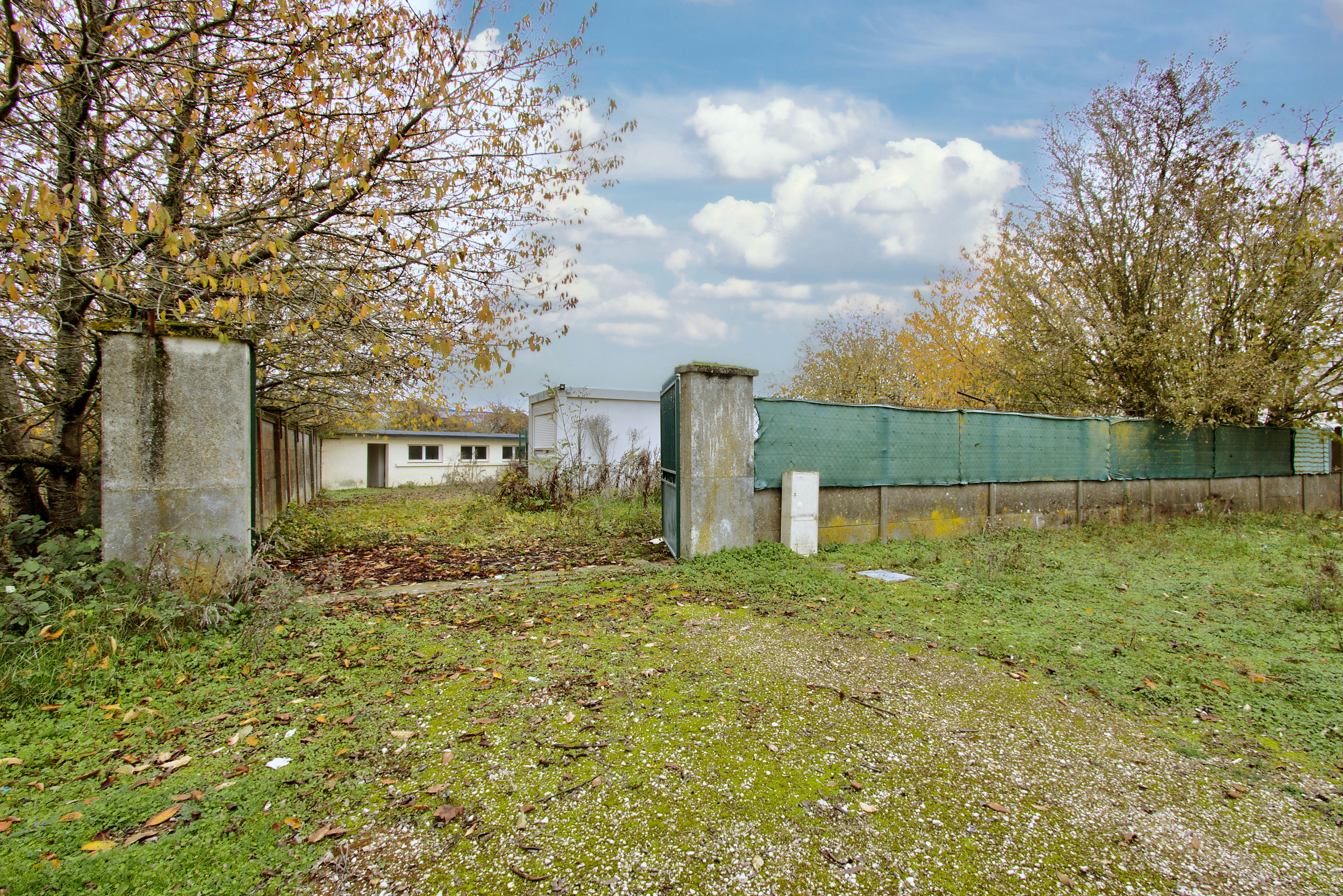 Photo décrivant le bien Terrain Clos De 657 M² Bâti Dans Une Zone Industrielle