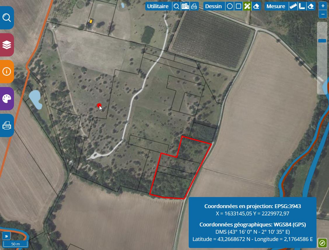 5 parcelles de terre avec une cabane à outils de jardin.