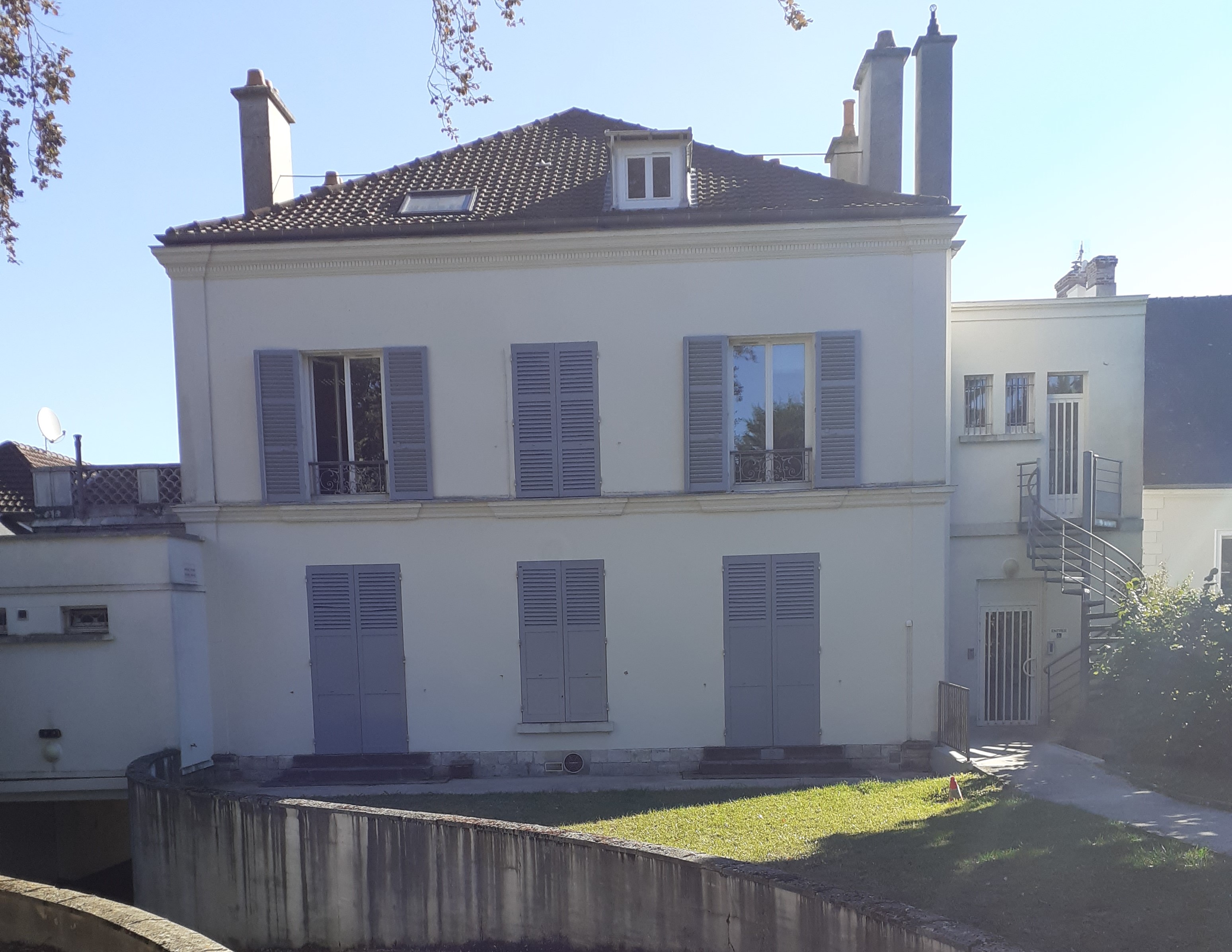 Photo décrivant le bien Immeuble De Bureau Type Maison De Maître D'environ 423 M² à Château Thierry à Une Heure De Paris