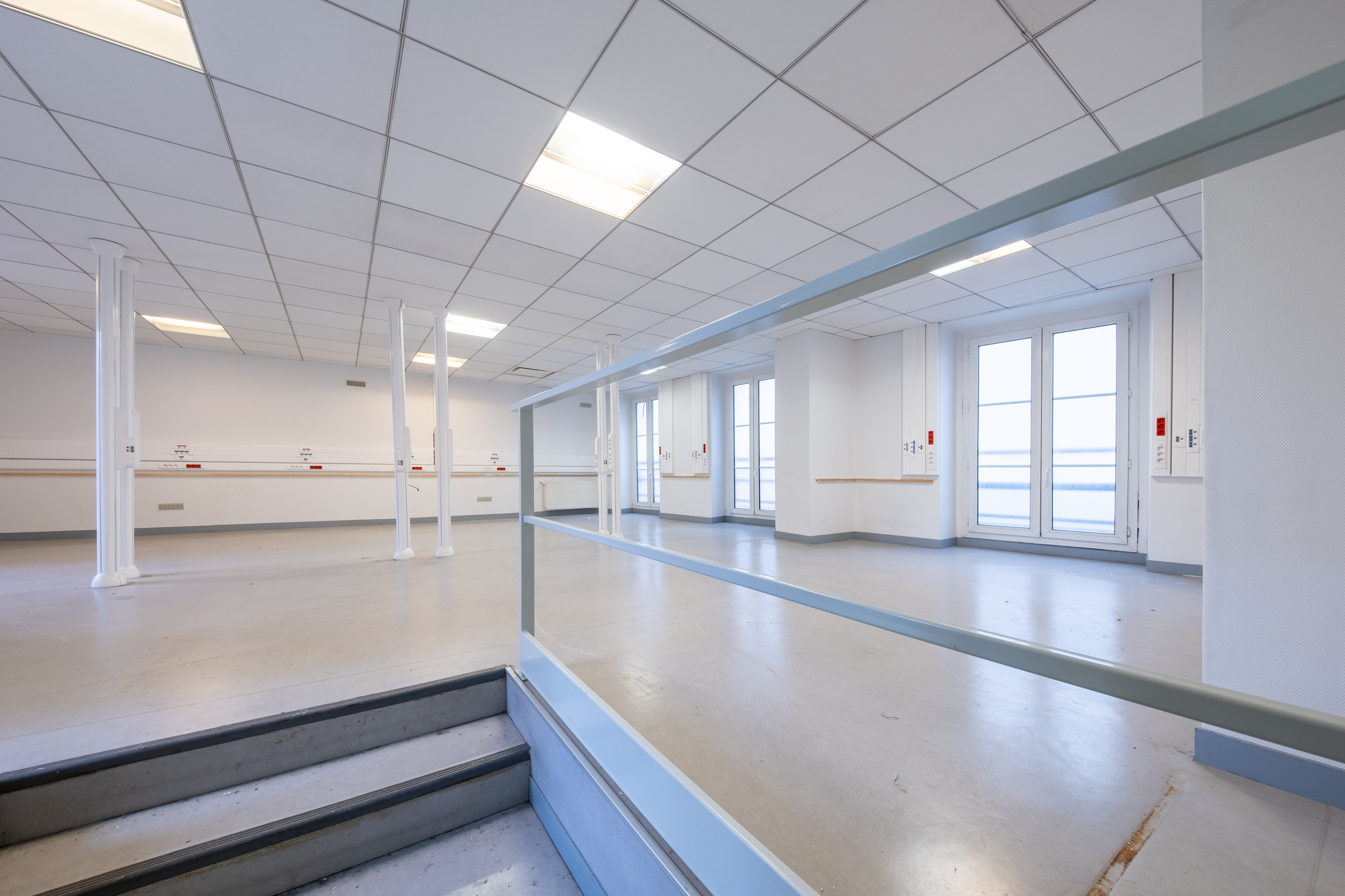 Photo décrivant le bien Immeuble De Bureaux + Stationnements