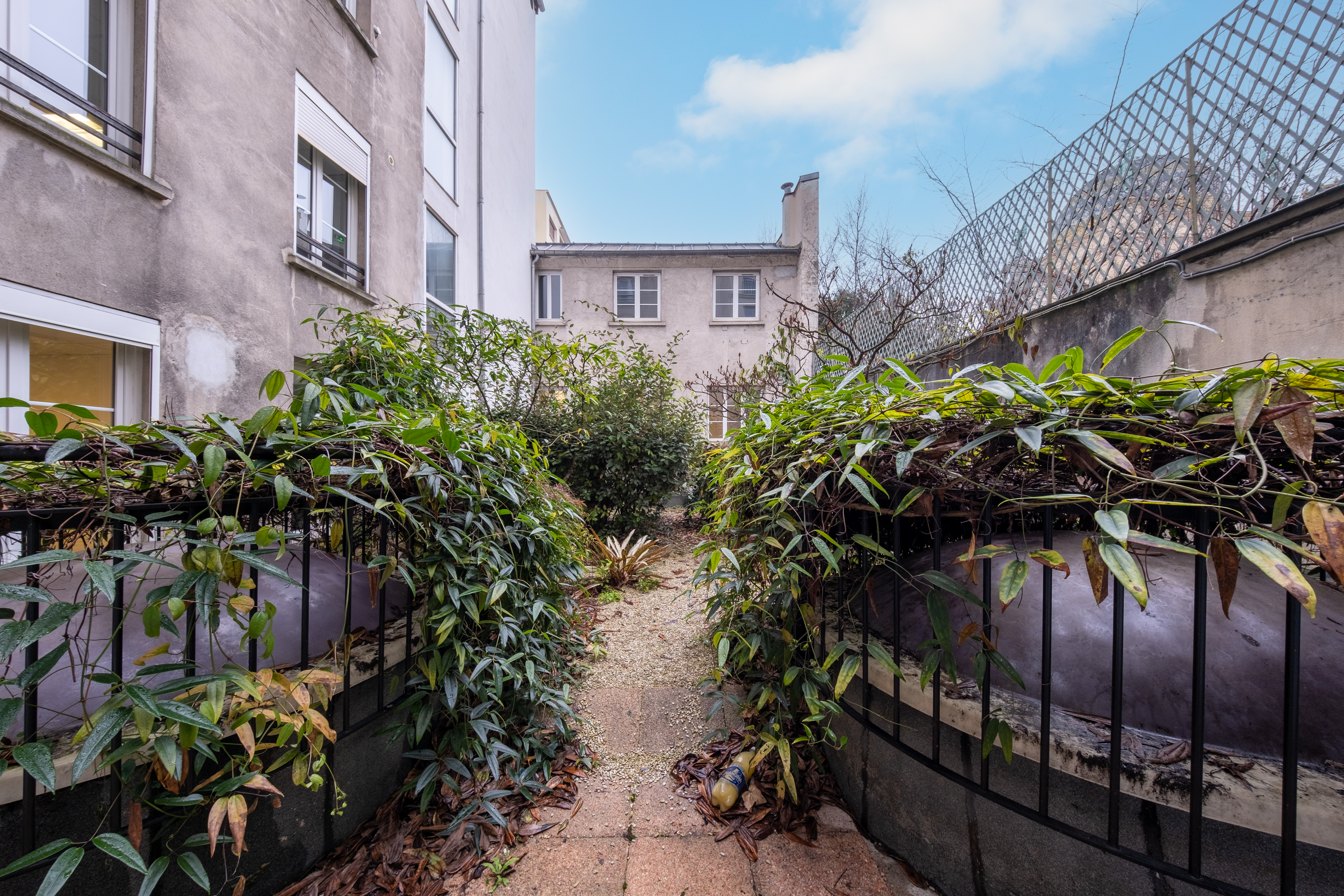 Photo décrivant le bien Immeuble De Bureaux + Stationnements