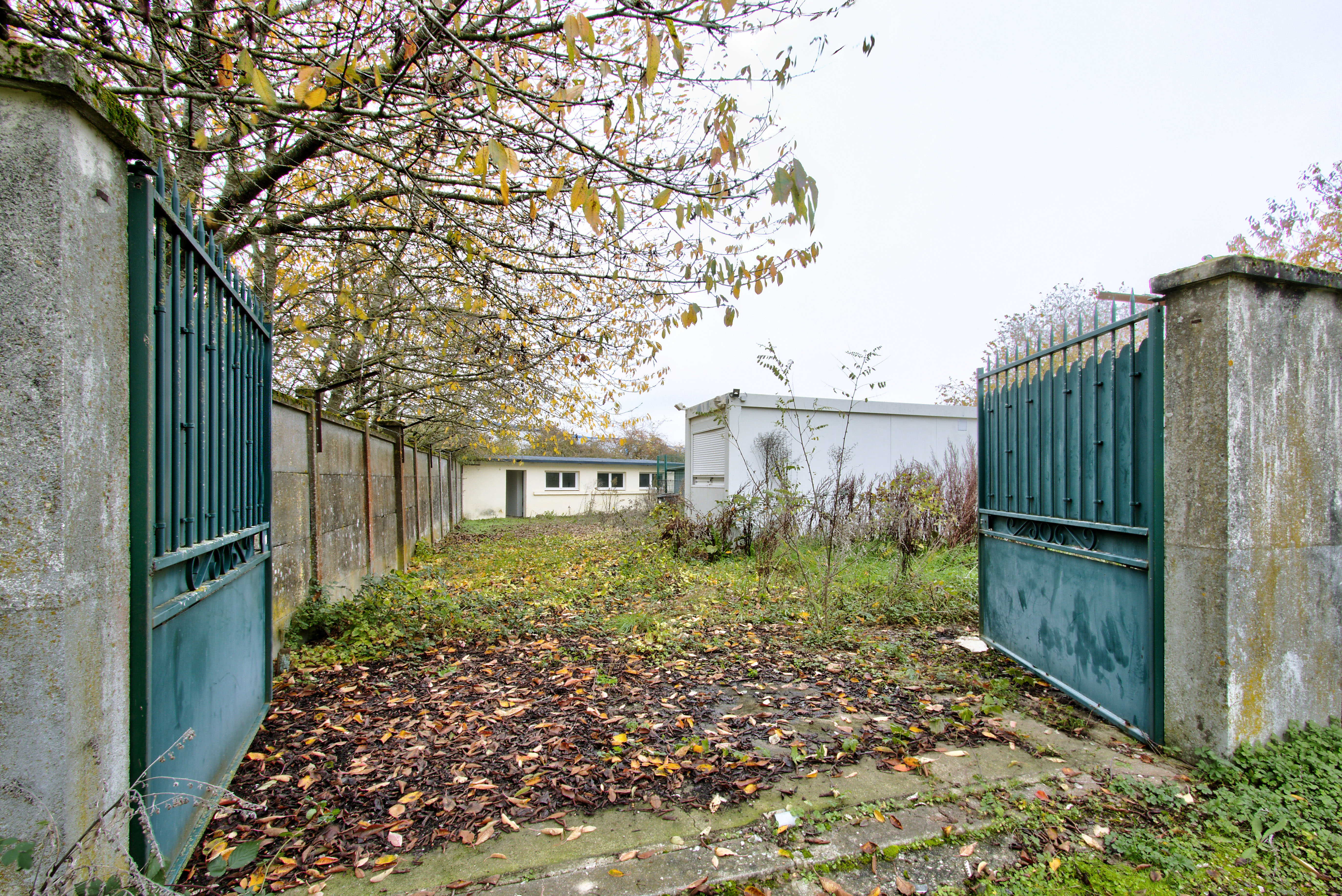 Photo décrivant le bien Terrain Clos De 657 M² Bâti Dans Une Zone Industrielle