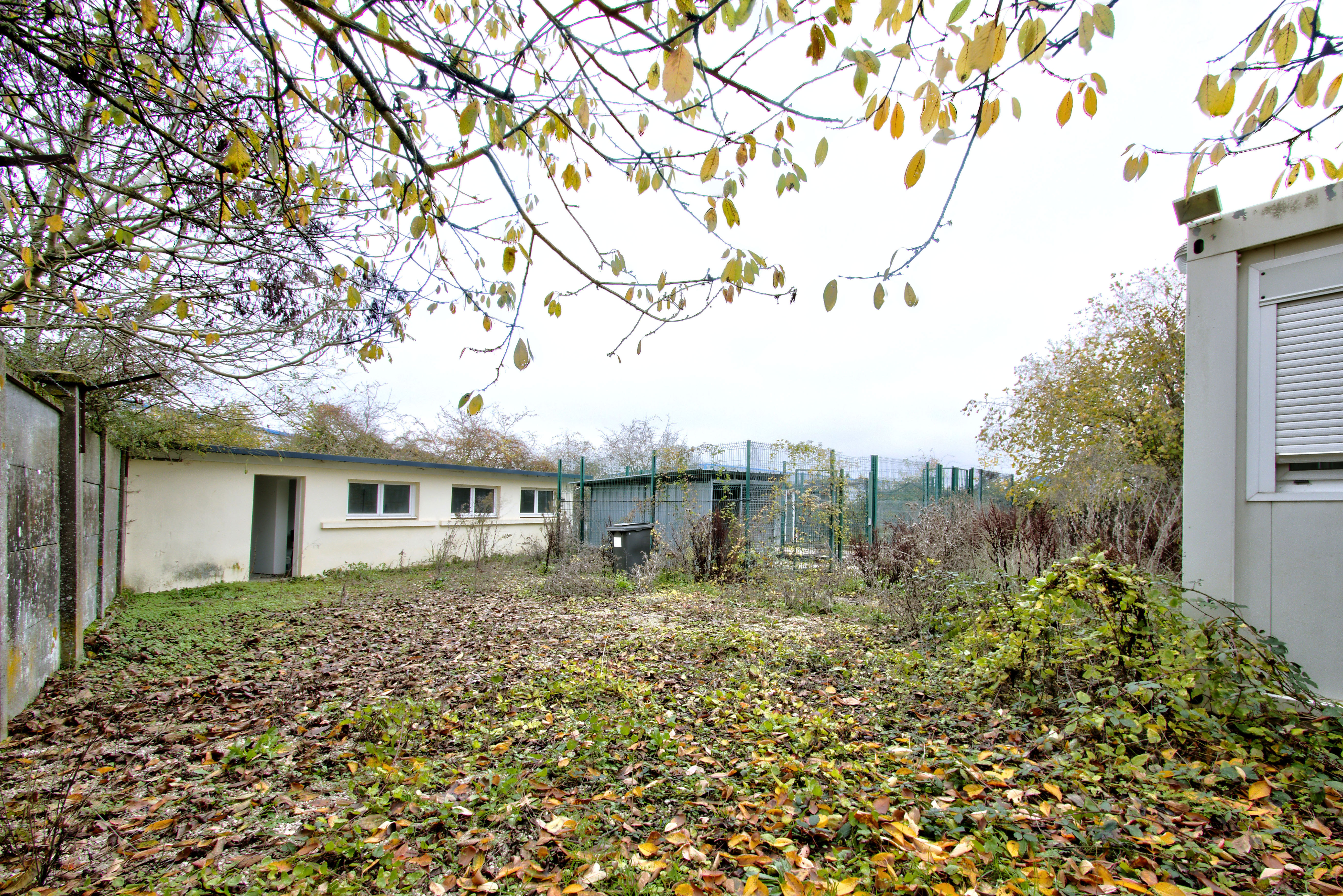 Photo décrivant le bien Terrain Clos De 657 M² Bâti Dans Une Zone Industrielle