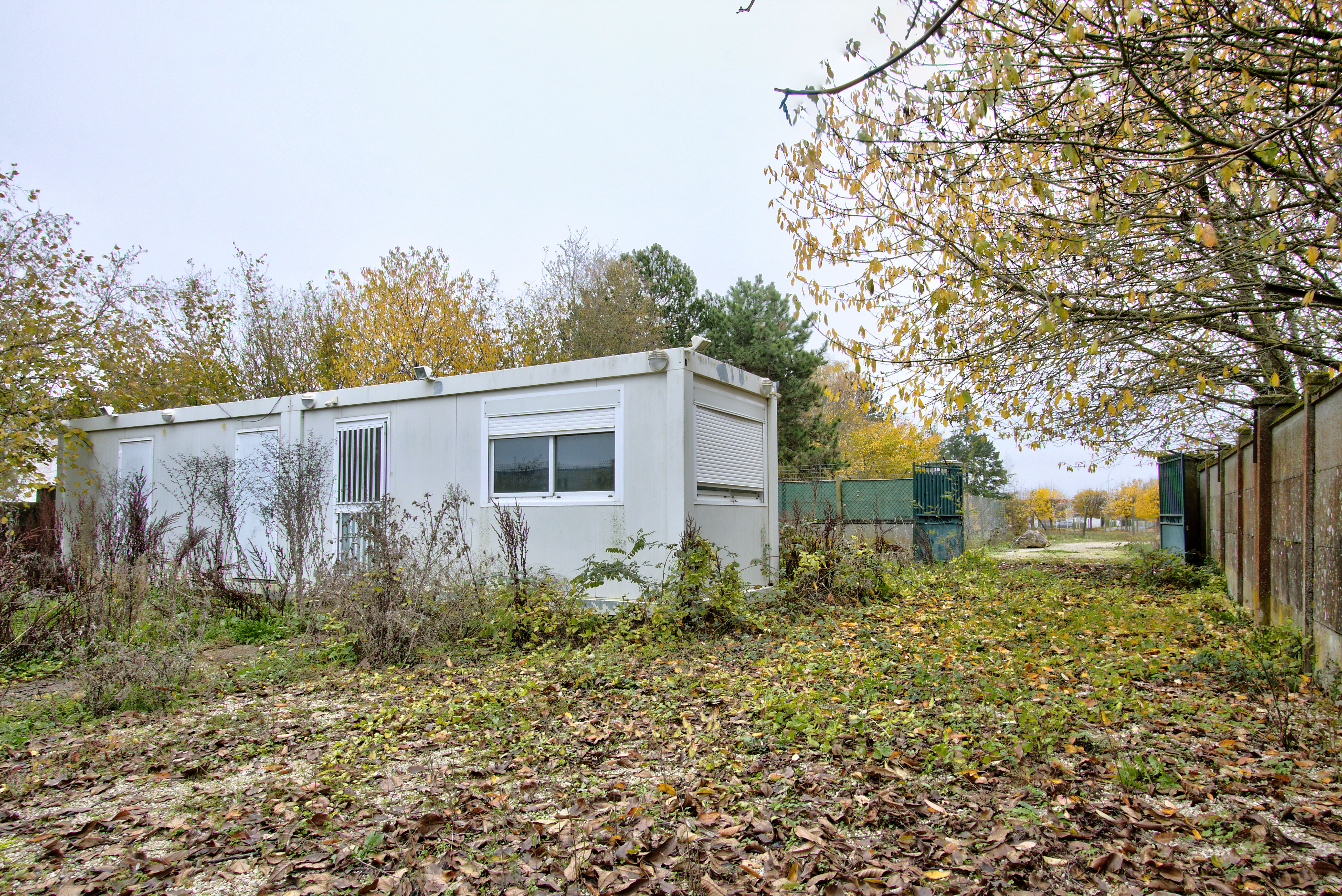 Photo décrivant le bien Terrain Clos De 657 M² Bâti Dans Une Zone Industrielle