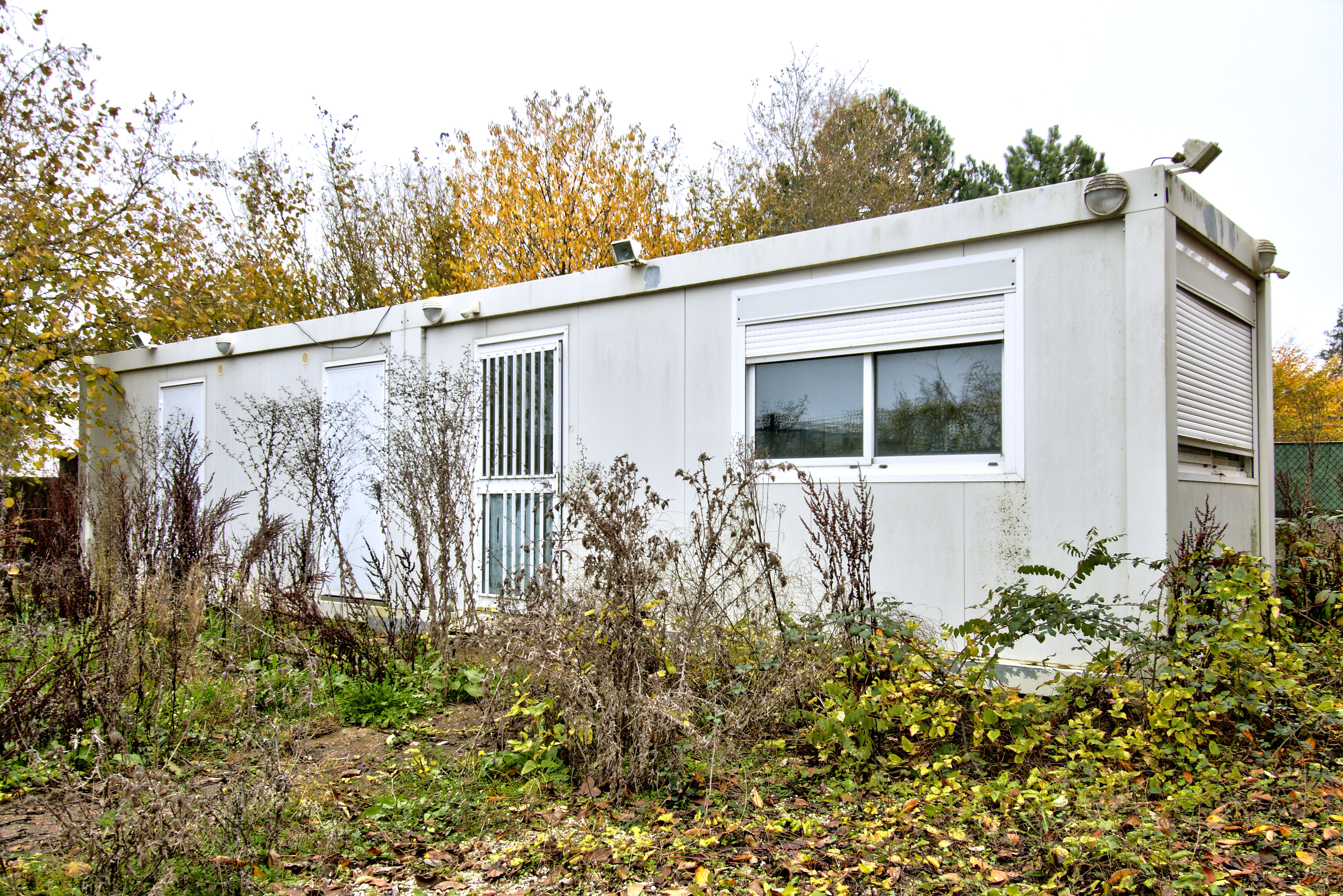 Photo décrivant le bien Terrain Clos De 657 M² Bâti Dans Une Zone Industrielle