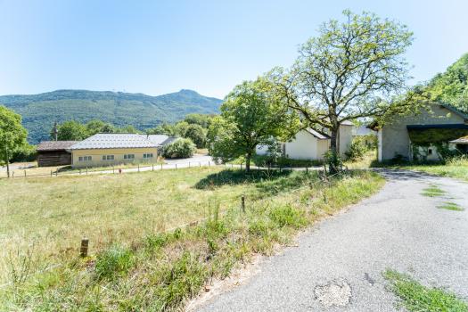 Photo décrivant le bien Ensemble immobilier d'une superficie de 10 157 m² sur la commune de Vimines (73)