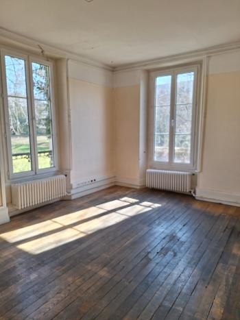 Photo décrivant le bien Au Coeur D' Epernay - Bâtiment à Usage De Bureaux Avec Parc