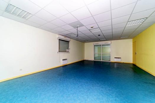 Photo décrivant le bien Immeuble De Bureau Situé à Un Emplacement Stratégique Proche D'evreux