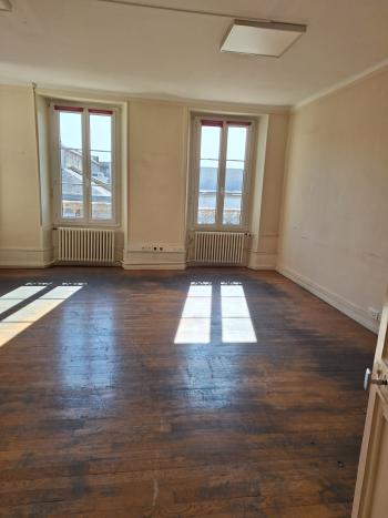 Photo décrivant le bien Au Coeur D' Epernay - Bâtiment à Usage De Bureaux Avec Parc