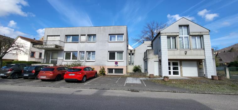Photo décrivant le bien Immeuble De Bureau D'environ 400m² Avec Garage Et Terrain, Idéalement Situé à Guebwiller