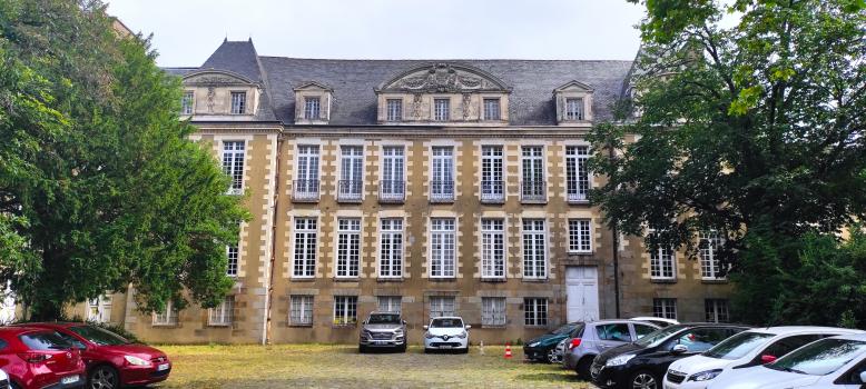Photo décrivant le bien A Rennes, Immeuble De Prestige – Palais St Melaine