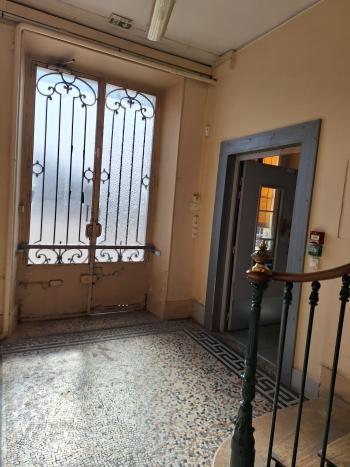 Photo décrivant le bien Au Coeur D' Epernay - Bâtiment à Usage De Bureaux Avec Parc