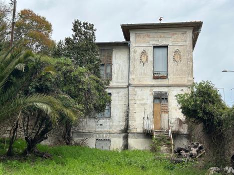 Photo décrivant le bien Nice, Coeur De Ville, Maison Ancienne De 76,87 M² Avec Jardin