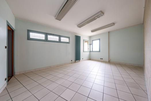 Photo décrivant le bien Bureaux Et Espace Vert à Port-ste-marie (47)