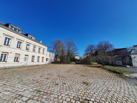 Photo décrivant le bien Au Coeur D' Epernay - Bâtiment à Usage De Bureaux Avec Parc