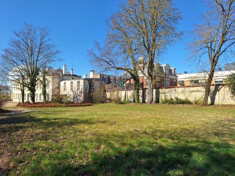 Photo décrivant le bien Au Coeur D' Epernay - Bâtiment à Usage De Bureaux Avec Parc