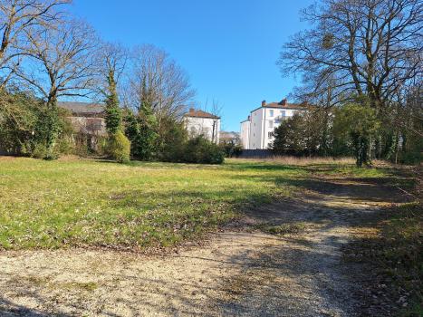 Photo décrivant le bien Au Coeur D' Epernay - Bâtiment à Usage De Bureaux Avec Parc