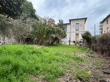Photo décrivant le bien Nice, Coeur De Ville, Maison Ancienne De 76,87 M² Avec Jardin